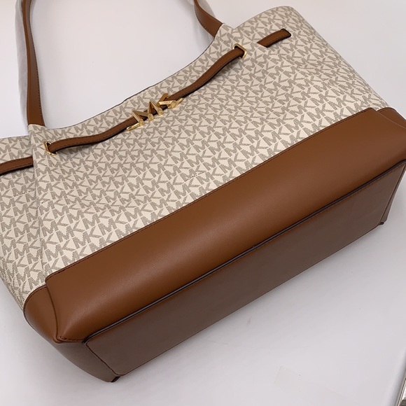 MICHAEL KORS Reed Large Logo Belted Shoulder Tote Bag  Vanila NWT - Picture 6 of 14